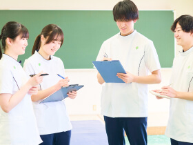 体験授業を受ける高校生の写真